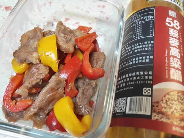這樣就完成囉！超適合當便當菜的，牛肉很鮮美，搭配黃紅甜椒人間美味，又加上【百家珍58藜麥高粱醋】的提味，無懈可擊的一道料理♥