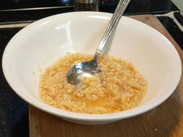 在這個時候，可以把🧄切成蒜未(大概4湯匙份量)，再把4湯匙的油加到鍋中燒熱，把蒜倒進熱油中，然後再把其餘的調味料加到碗中拌勻。