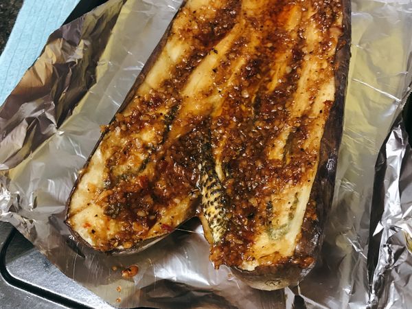 把蒸好的茄子取出(現時大概只有7分熟)，在中間切開，然後把已拌勻的醬料平均舖在茄子上。放進烤箱，200度上火，8-10分鐘即可。