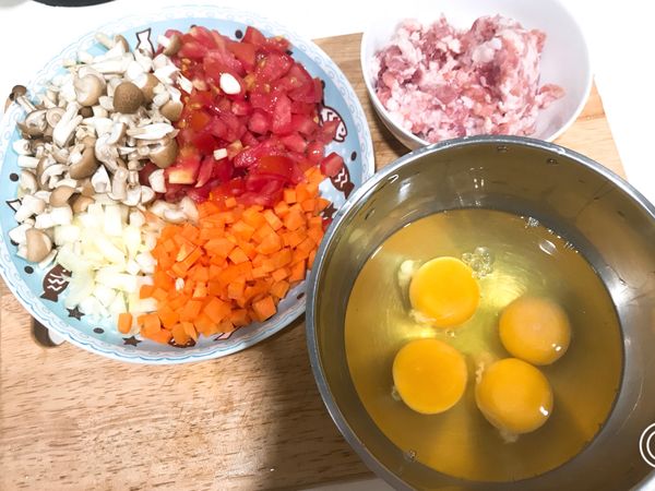 請將材料切丁備用