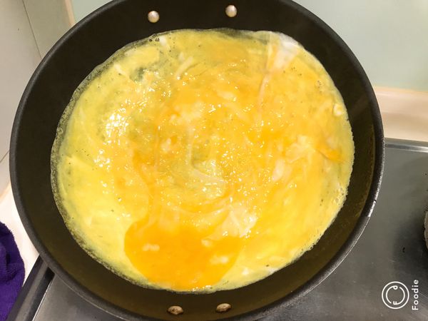 1、蛋先攪拌，熱油鍋小火慢煎成型（這時候要少油），煎好關火。放置煎鍋不動。