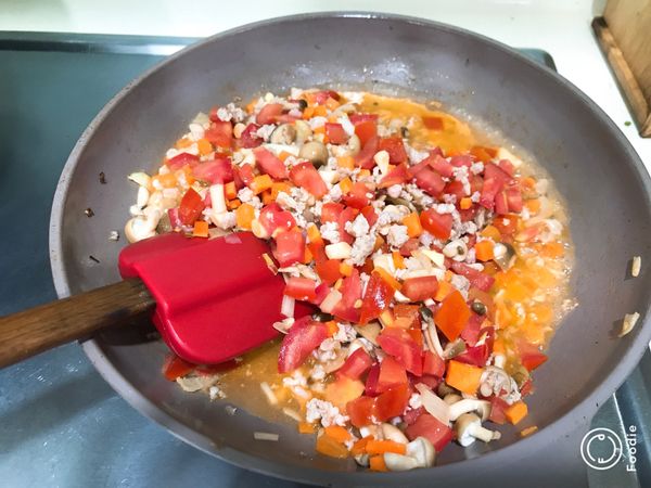 2 、起油鍋先炒洋蔥、絞肉至熟透，在放入蕃茄、紅蘿蔔、鴻禧菇拌炒。