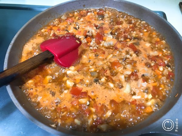 3、後續加入調味料拌炒至收汁即可。