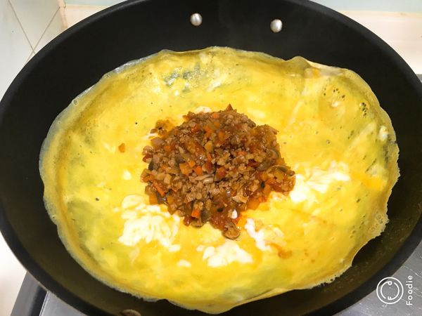 4、起鍋放置剛煎好的蛋皮中包起即可起鍋。