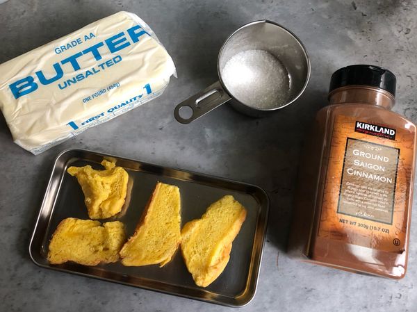 如果沒有肉桂粉也可以省略。
吐司是剩下的自製南瓜吐司，還有一點壓扁，不過沒關係還是能做。