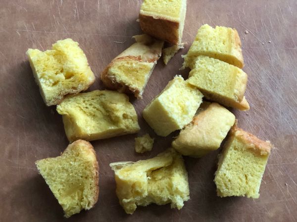 把吐司切或剝成小方塊。做成小塊可以更快烤乾，想做成長條或是一大片的當然也是可以。