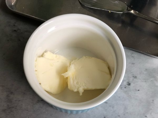 奶油放進微波爐加熱半分鐘到一分鐘，溶化為止（或隔水加熱到融化）。