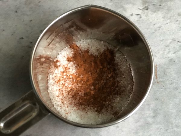 砂糖加肉桂粉搖晃均勻。

砂糖用粗的或是細的都可以，我喜歡粗砂糖咬起來的口感。