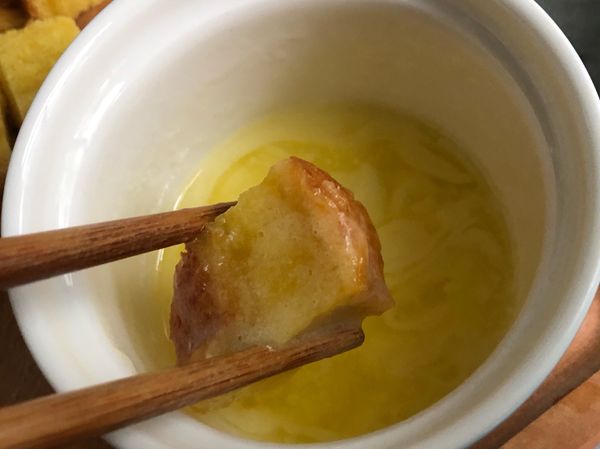 沾奶油再沾肉桂糖，可以沾一面，也可以沾兩面，也可以沾四面。

*依照個人嗜甜的程度來沾糖。
*奶油可以用刷子沾取再塗上，份量也是隨自己喜好。