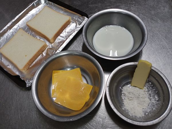 首先把材料先準備好
烤箱預熱220度