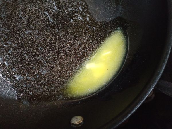 取一個小平底鍋小火融化無鹽奶油