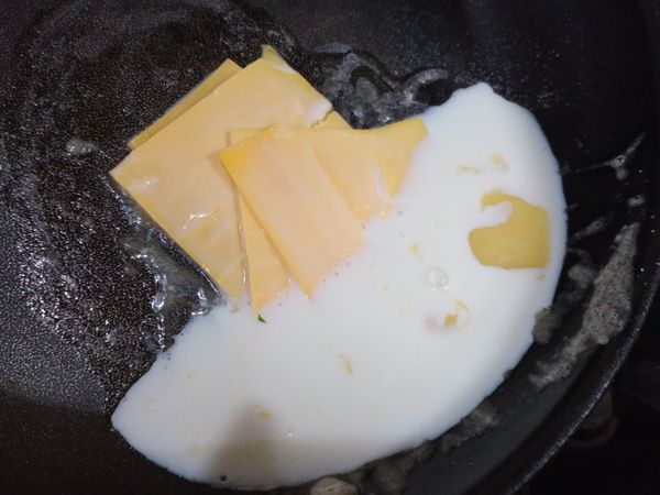 加入起司片、牛奶、糖邊攪拌邊加熱