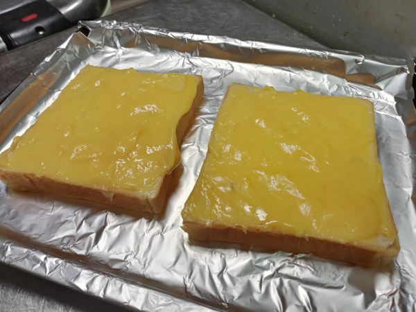趁熱塗上厚厚一層起司醬