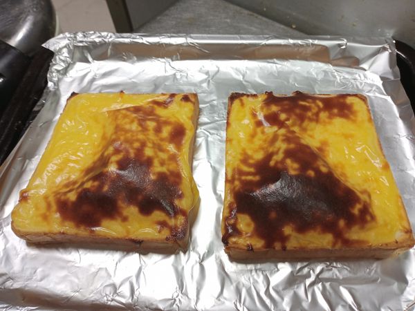 大致上這樣就行了
開始會膨脹
然後就會快速變色
要待在旁邊看以免烤焦