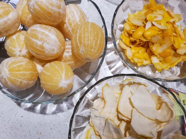 將檸檬先拆成（檸檬皮。檸檬白皮層。檸檬肉）