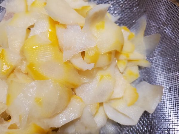 白皮層切小塊，用滾水替換煮個3。4次，將大部份苦味去除