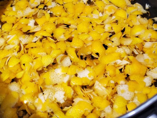 檸檬皮切碎，用水煮滾去除精油味，洗淨備用