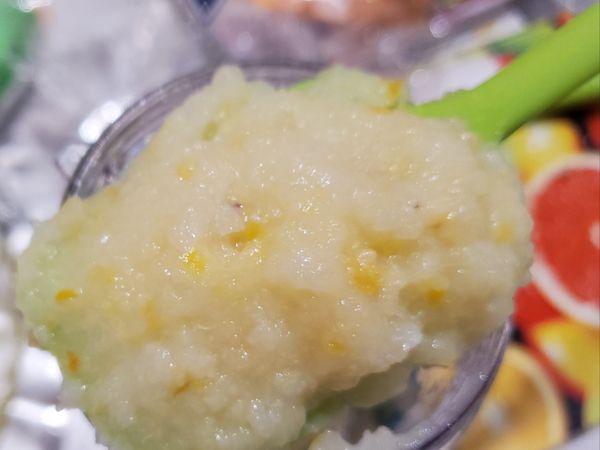 將去除苦味的白皮層打成泥，加入一起熬煮，會產生果膠，不用再放任何凝固劑，怕苦可以將白皮用紗布袋一起放入果醬熬煮，再取出即可