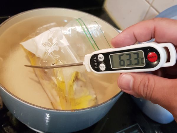 將鍋中水溫升至約63度，將魚肉放進鍋中舒肥1小時。(要定時檢查溫度)
