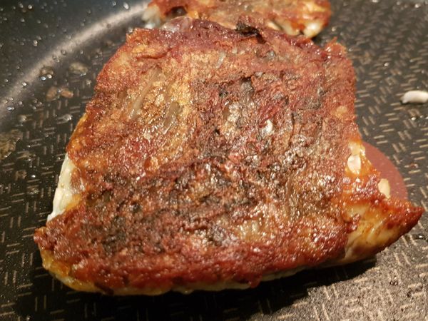 魚肉舒肥完成之後，熱鍋將魚皮煎焦脆，另外一面煎上色。