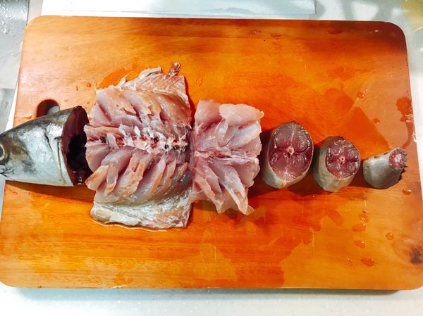 切斷剖肚再次清洗乾淨，這時多餘的魚骨頭可以用手去除