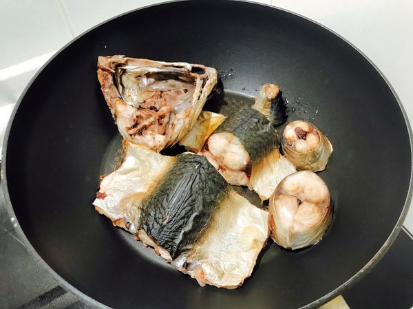 鯖魚先氣炸 ,200度C ,10分鐘，之後放入鍋中，不必倒油