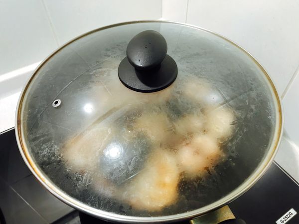 滾後轉小火，悶蓋續煮10分鐘，期間須留意，小心別燒焦了