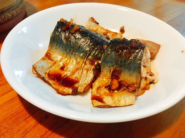 盛起裝盤，淋上剩餘醬汁，味道偏甜，不想太甜的砂糖可再斟酌減量，配飯好吃😋