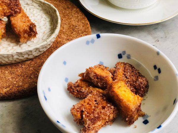 烤到自己喜歡的程度，或烤滿30分鐘，吐司變得乾乾脆脆，咬一口ㄎㄠㄎㄠ有聲。

右下角那一塊，我咬了一口，裡面還是南瓜吐司的金黃顏色，但是吃起來完全是肉桂奶油砂糖餅乾了。

配一口無糖茶真是太好吃了！還好是剩下的兩片土司做的，數量有限，不然可能會不小心吃太多。