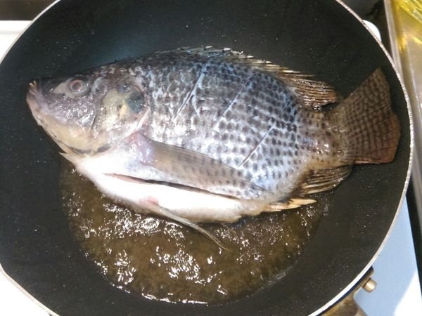 魚洗淨 擦乾 兩面撒少許鹽
畫刀

熱鍋煎炸至兩面金黃