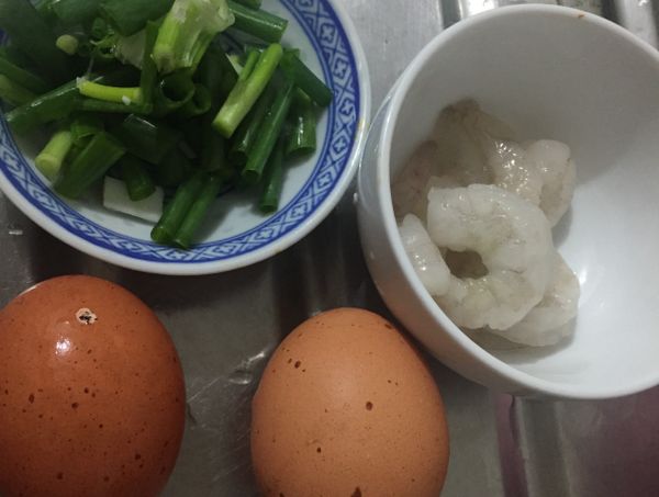 清洗食材 
蔥切段
打蛋攪拌