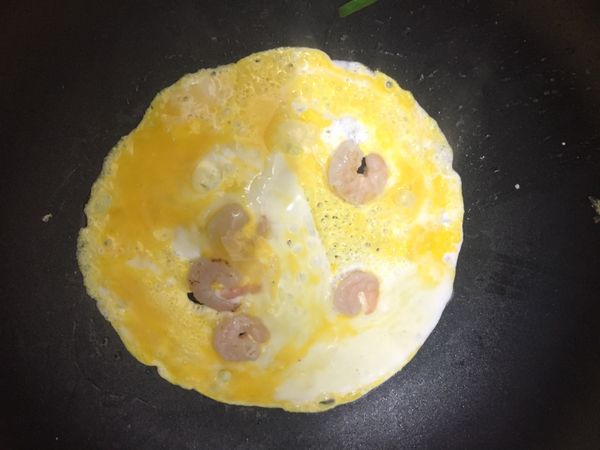 下少許油 炒蝦仁有金黃色便下蛋成形
下少許鹽兜炒 最後加上蔥花