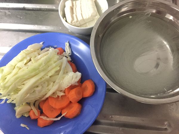 椰菜切絲
豆腐 蒜頭切粒
甘筍切件
粉絲浸軟約5分鐘