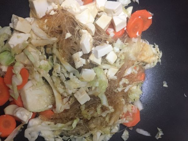 下油爆炒 蒜頭 甘筍 椰菜絲
倒入水150-200mL
加入粉絲和滑豆腐
最後加適量調味料及醬油
煮5分鐘 粉絲上色便完成