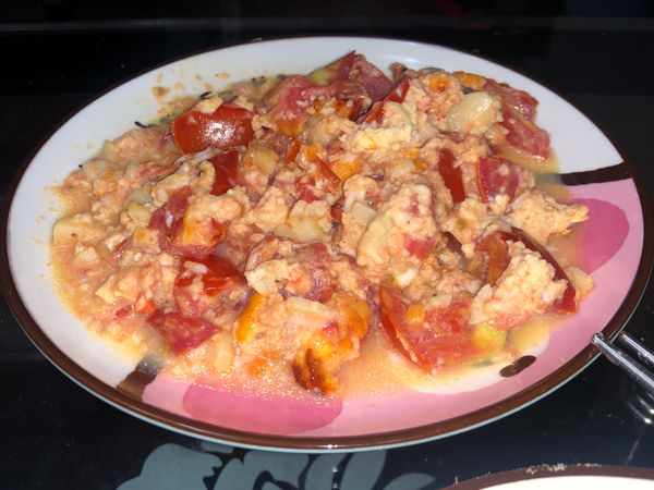 幾次加熱打開會看到片狀蛋，多次筷子攪開就有炒蛋感了，倒扣盤子上get番茄炒蛋。