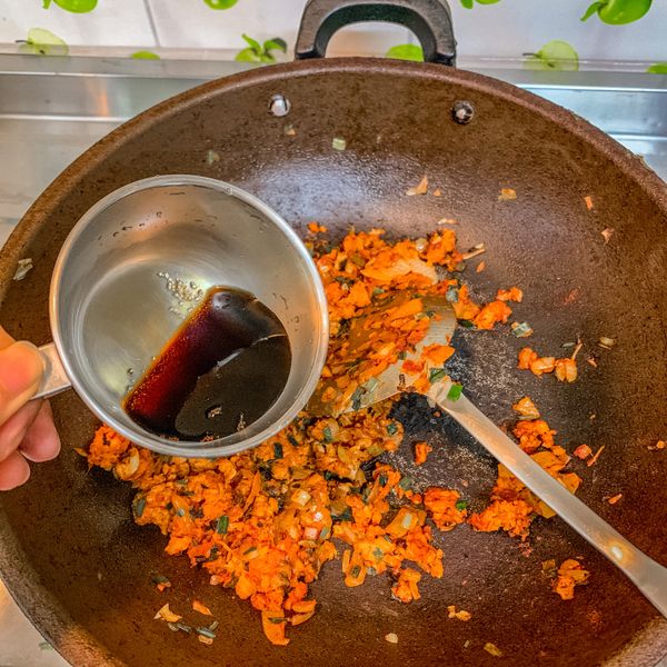 下韓式辣椒粉、醬油、糖拌抄均勻起鍋備用