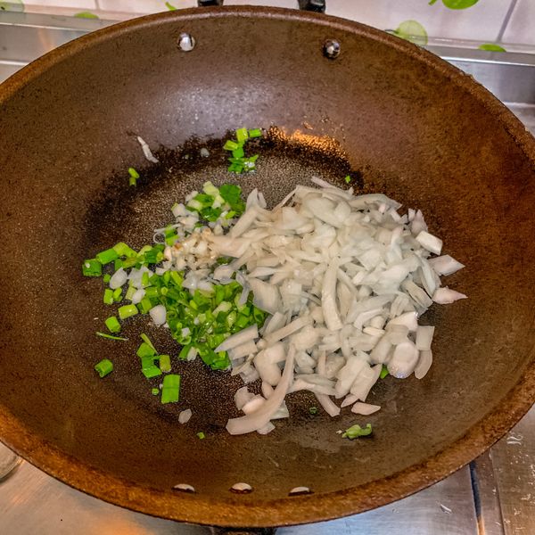 等炒出蔥香下洋蔥末和蒜末拌炒