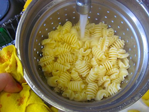 義大利麵煮七分熟後用冷水沖涼瀝乾