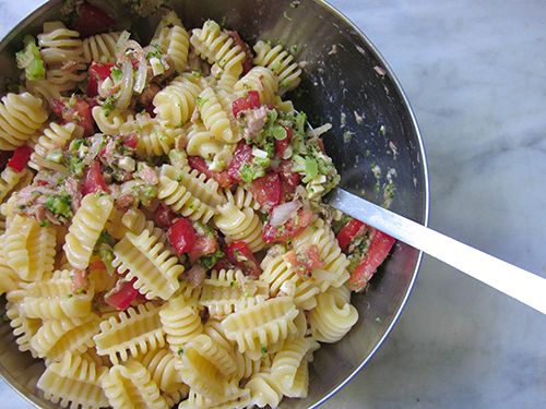 將義大利麵拌入材料中, 再加入橄欖油並用鹽和調味後靜置30分鐘使入味即可食用!