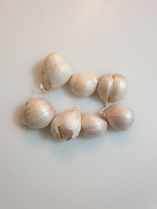 像這種大的蒜瓣，切開再稍微拍過，就容易剝皮