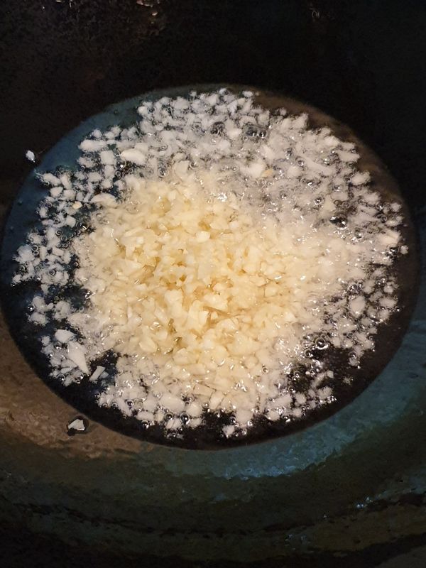 油稍微有一點溫度就下鍋，不要把油燒得太熱