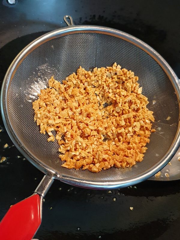 把蒜酥盛至濾網中瀝油