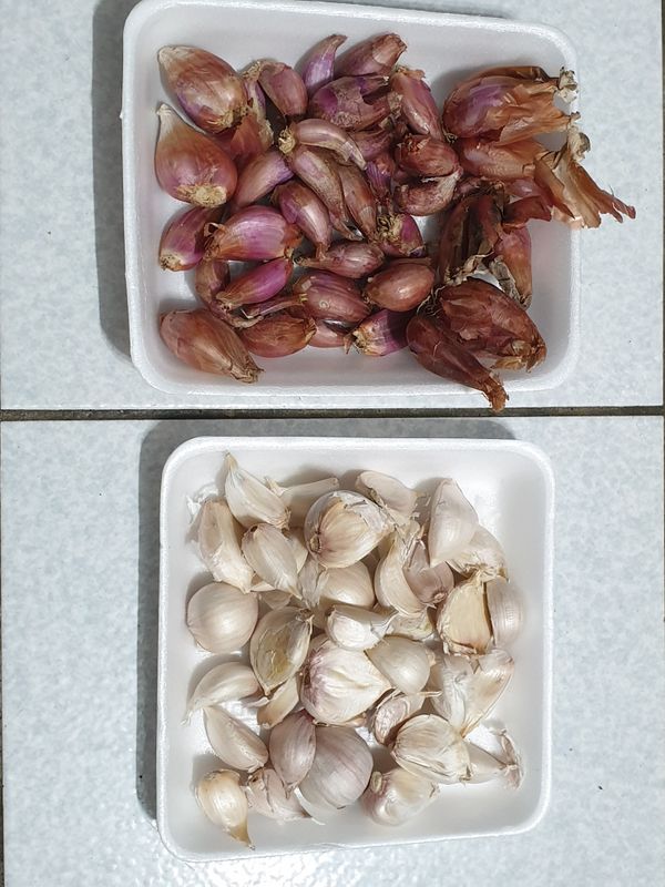 紫紅色外皮的是紅蔥頭；白色、尾端帶淺紫的是蒜頭。
另有一種蒜頭更像紅蔥頭，但色澤、形狀仍有不同。