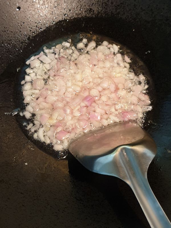 油裡加少許鹽，跟炸蒜酥一樣，鍋子還沒燒熱就下鍋，全程小火慢炸，不停攪拌