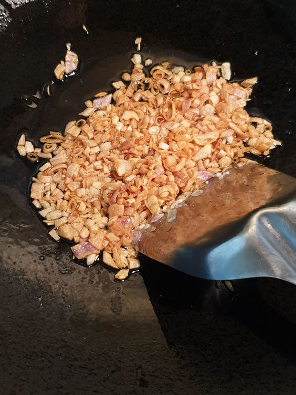 炸至部分呈金黃就要熄火，用餘溫炸至金黃