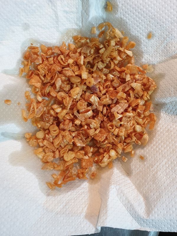 紅蔥酥用濾網瀝油後，在廚房紙巾上吸油、放涼