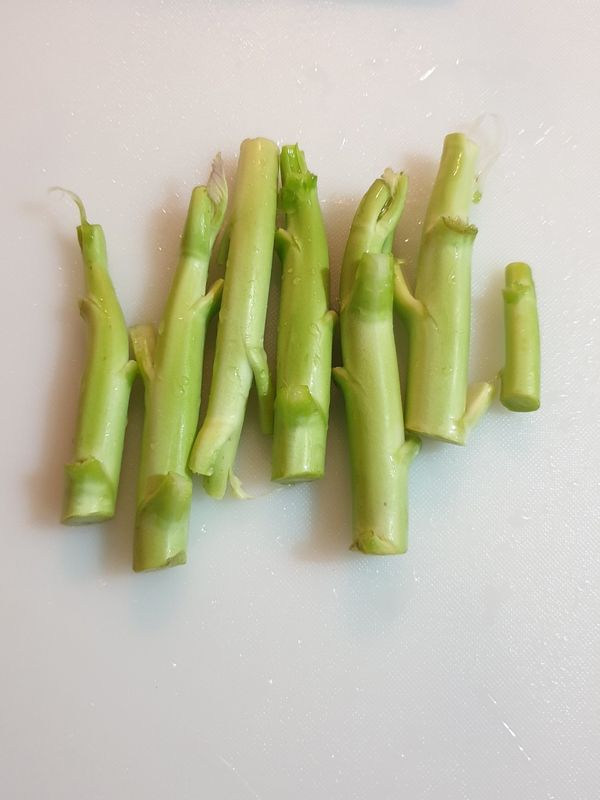 把芥藍的枝葉挑掉，留下粗梗