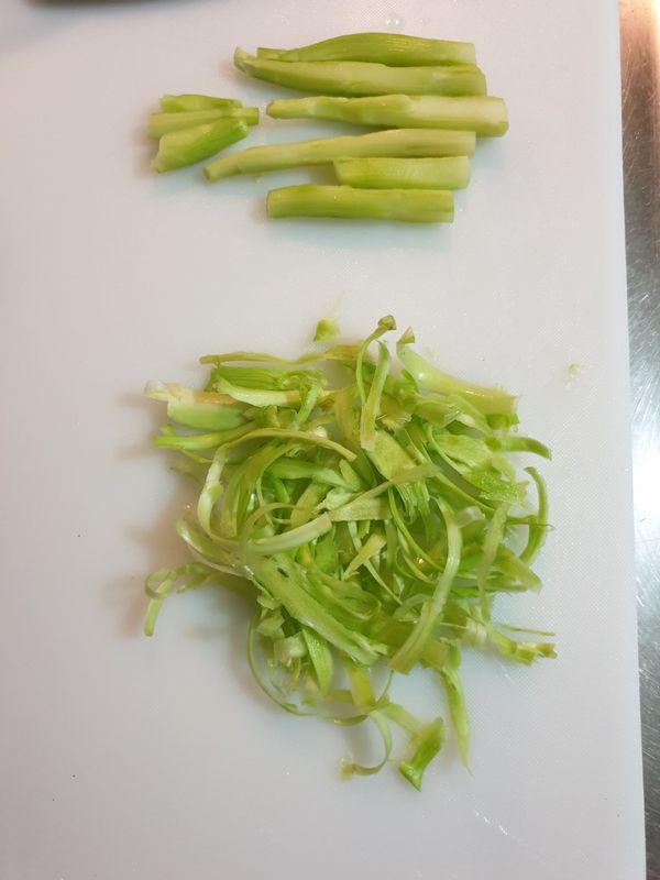 用刀子把老皮削掉