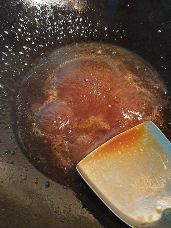 蠔油、醬油、砂糖、開水，入鍋煮滾，邊煮邊嚐味道，加適量開水