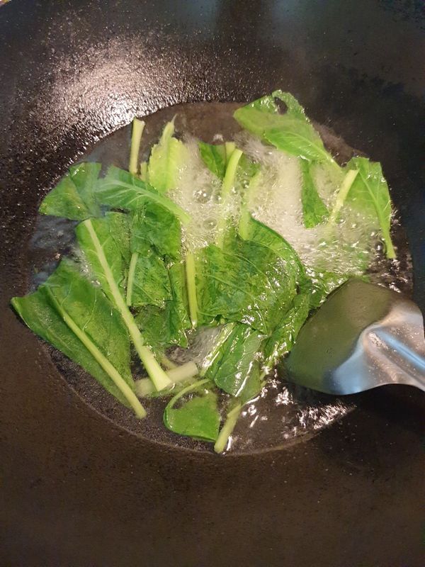 嫩葉和處理好的莖入鍋汆燙3~5分鐘